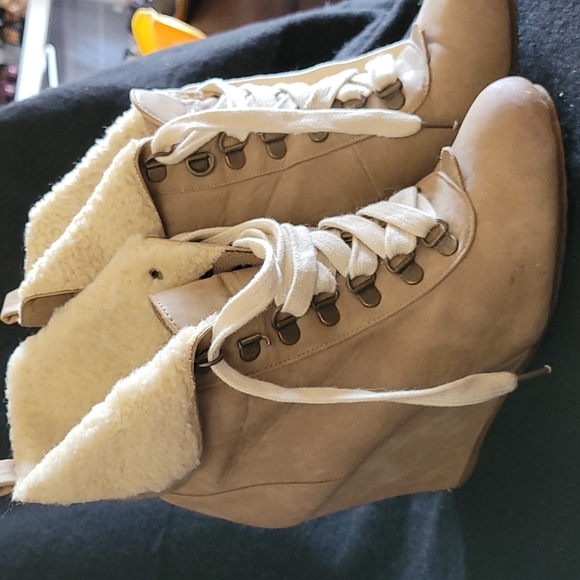 Sz. 8 Streetwear Wedge heel ankle boots, light tan color - Picture 3 of 7